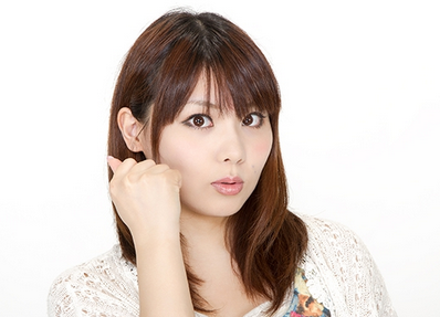 convenience-baito-muiteiru.png ガッツポーズをする女性