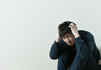 baito-ikitakunai-yaruki.png 頭を抱える男性