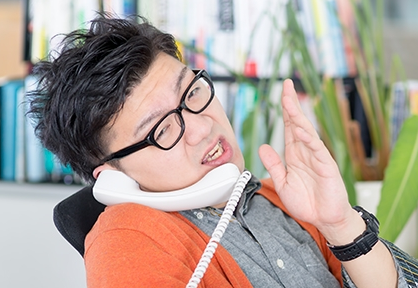 baito-saiyougo-jitai.png 電話越しに謝る男性
