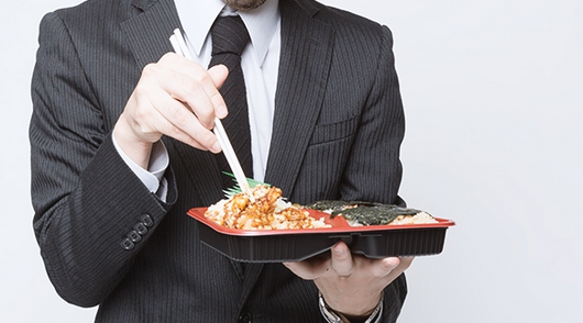 convenience-baito-tsumami-gui.png コンビニ弁当を食べようとする男性